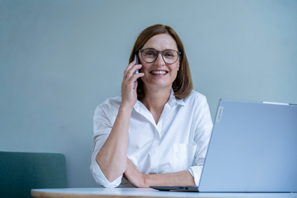 Arlett Hesse am Telefon, bereit für ein Erstgespräch.